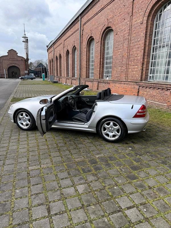 Gebraucht Mercedes SLK230 197 PS (144 kW) 2004 Silber Cabrio