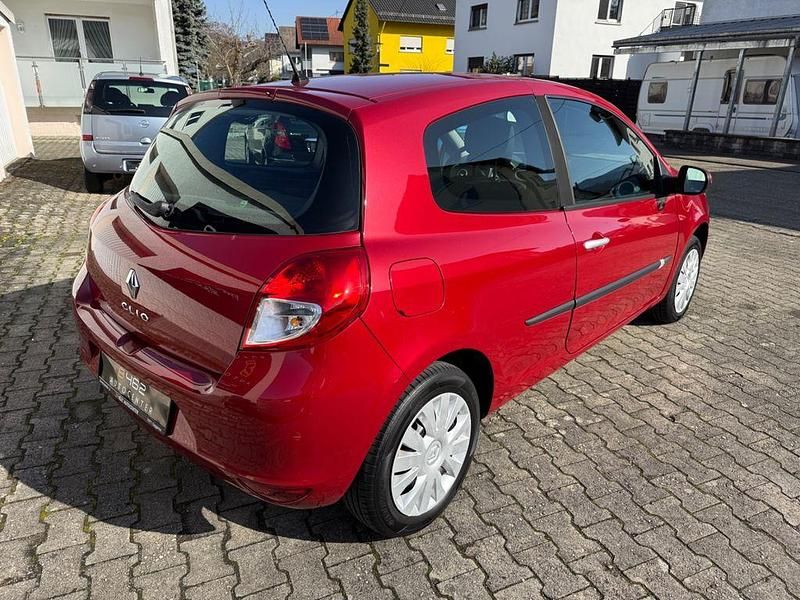 Gebraucht Renault Clio III Expression 75 PS (55 kW) 2010 Rot Kleinwagen