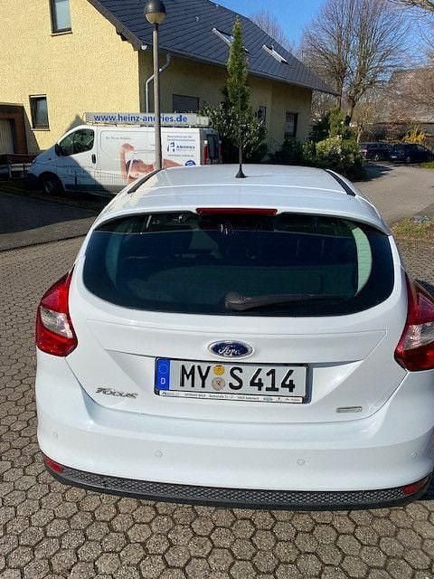 Gebraucht Ford Focus Ambiente 101 PS (74 kW) 2013 Weiß Limousine