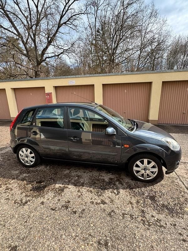 Gebraucht Ford Fiesta Ghia 101 PS (74 kW) 2005 Grau Kleinwagen