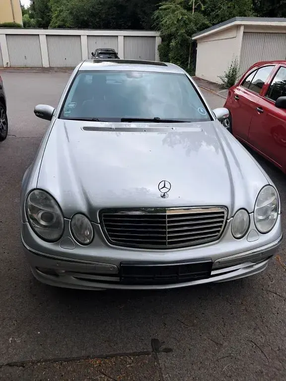 Gebraucht Mercedes E240 Avantgarde 177 PS (130 kW) 2004 Silber Limousine