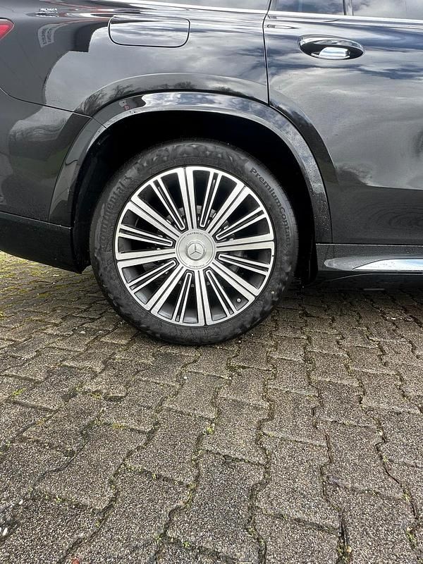 Gebraucht Mercedes GLS600 Maybach 557 PS (409 kW) 2024 Schwarz SUV