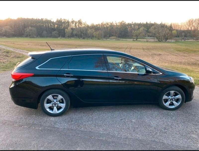Schwarz Gebraucht 2012 Hyundai i40 Kombi | 6.500 € (Etwas zu teuer) - Bild 1/4