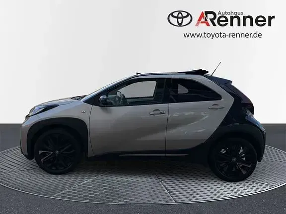 Gebraucht Toyota Aygo X Style 72 PS (52 kW) 2022 Ginger beige metallic/ night sky black SUV