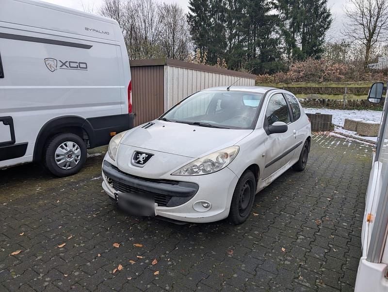 Weiß Gebraucht 2010 Peugeot 206+ Kleinwagen | 700 € - Bild 1/3