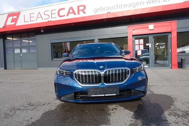 Gebraucht BMW 530e Sport Line 190 PS (139 kW) 2024 Blau Kombi