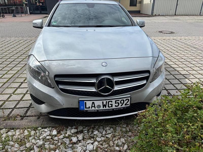 Grau Gebraucht 2013 Mercedes A180 Limousine | 7.900 € (Guter Preis) - Bild 1/4