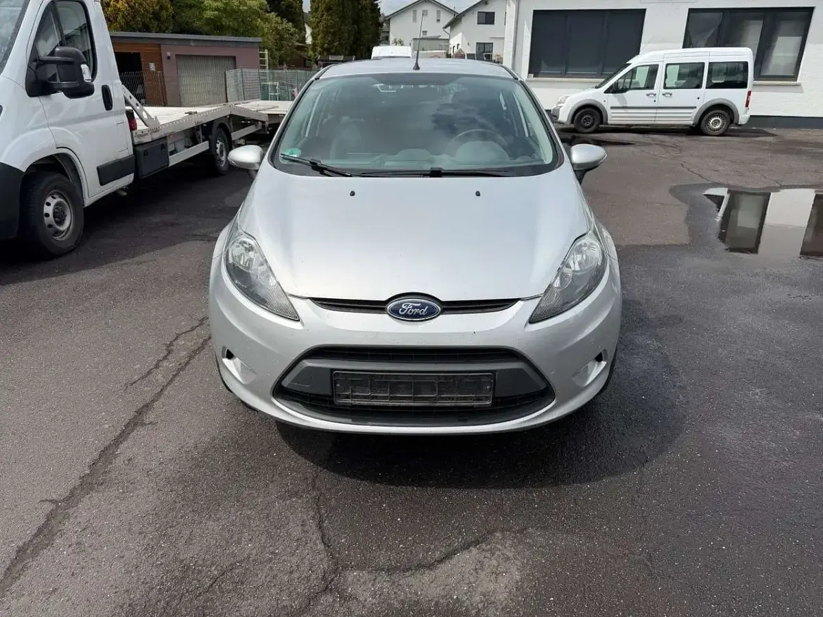 Używany Ford Fiesta Trend 95 KM (69 kW) 2012 Srebrny Hatchback
