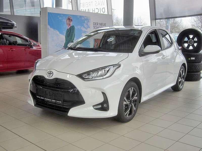 Schneeweiß Gebraucht 2024 Toyota Yaris Team Kleinwagen | 20.490 € (Guter Preis) - Bild 1/4