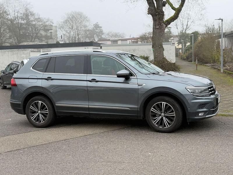 Grau Gebraucht 2017 VW Tiguan Allspace Comfortline SUV | 18.300 € (Teuer) - Bild 1/4