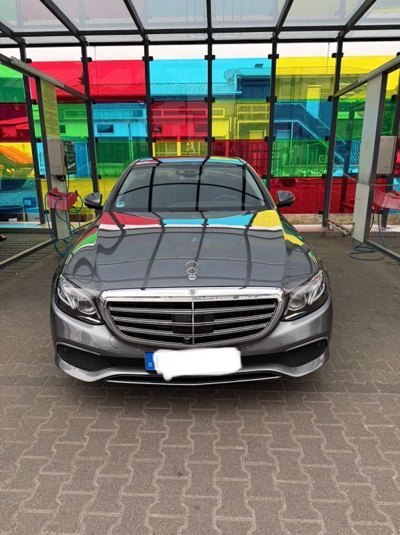 Grau Gebraucht 2016 Mercedes E220 Limousine | 27.900 € (Teuer) - Bild 1/4