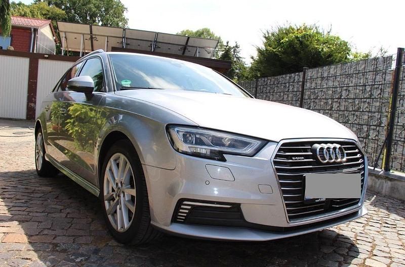 Silber Gebraucht 2020 Audi A3 Sportback e-tron Design Limousine | 16.800 € (Superpreis) - Bild 1/4