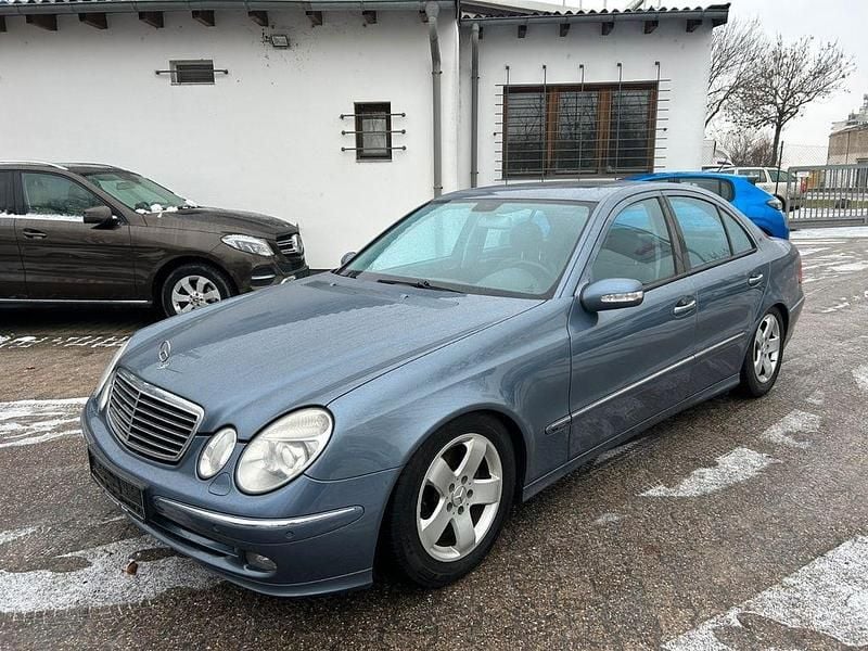 Blau Gebraucht 2004 Mercedes E320 Avantgarde Limousine | 2.999 € (Superpreis) - Bild 1/4