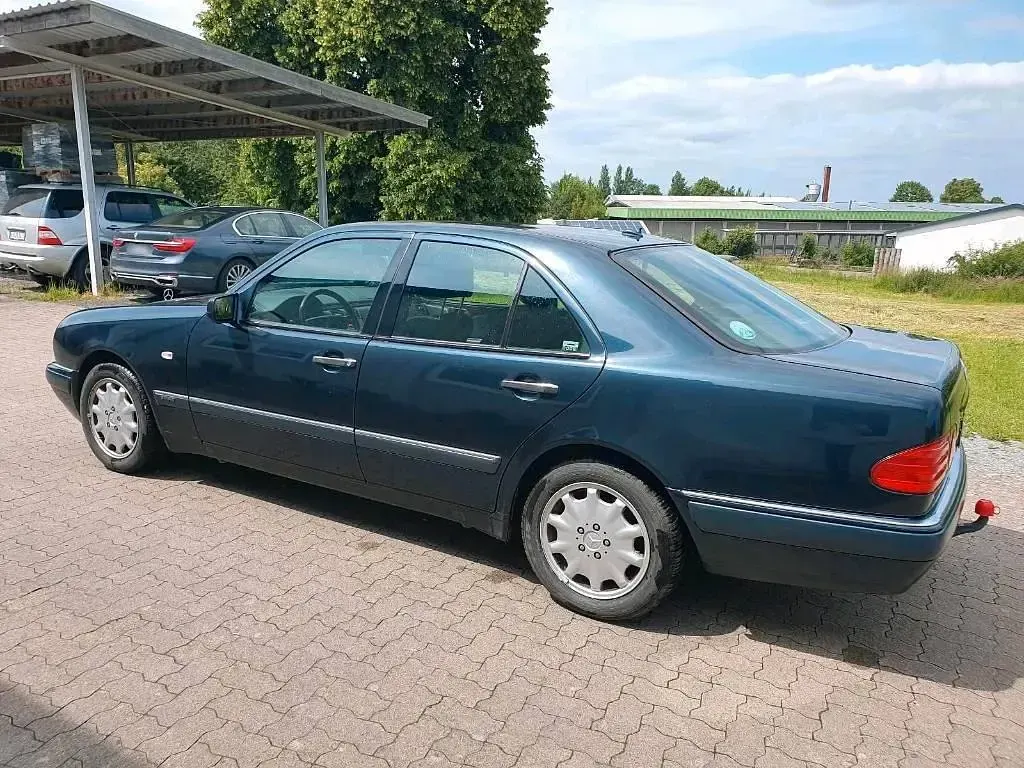 Używany Mercedes E430 279 KM (205 kW) 1997 Niebieski Sedan/Limuzyna