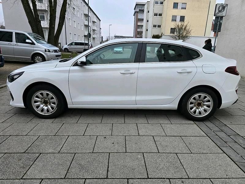Gebraucht Hyundai i30 140 PS (102 kW) 2020 Weiß Limousine