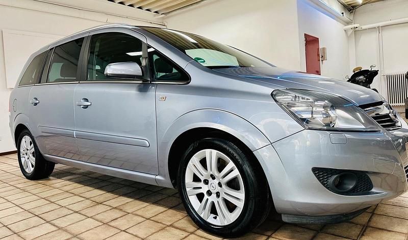 Silber Gebraucht 2009 Opel Zafira Van / Kleinbus | 3.000 € (Etwas zu teuer) - Bild 1/4