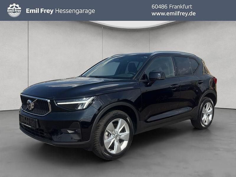 Onyx blackmetallic 717 Gebraucht 2024 Volvo XC40 SUV | 30.890 € (Superpreis) - Bild 1/4