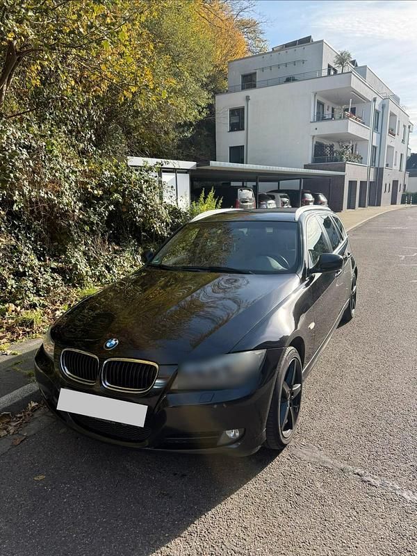 Schwarz Gebraucht 2011 BMW 320 Kombi | 3.799 € (Guter Preis) - Bild 1/4