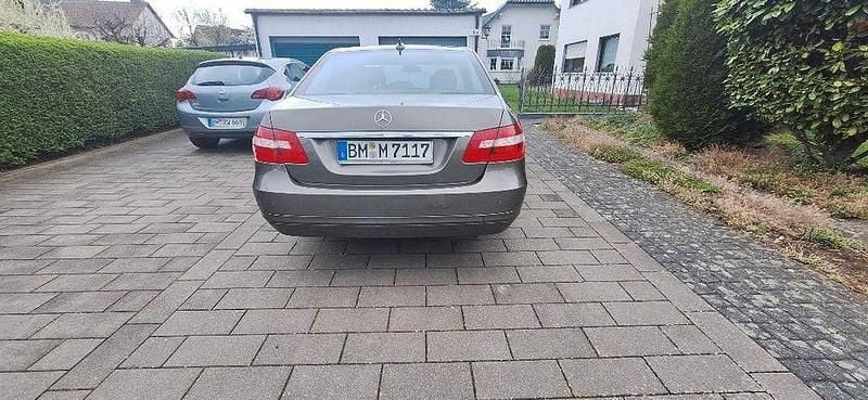 Gebraucht Mercedes E200 Elegance 136 PS (100 kW) 2011 Grau Limousine