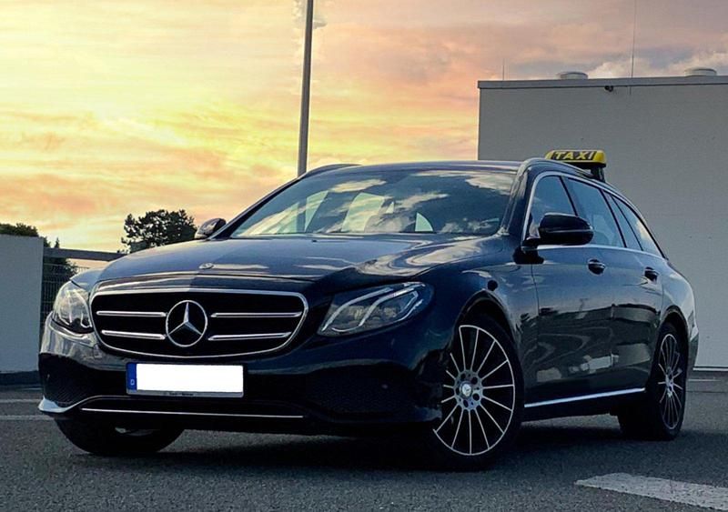 Schwarz Gebraucht 2019 Mercedes E200 Avantgarde Kombi | 15.900 € (Guter Preis) - Bild 1/4