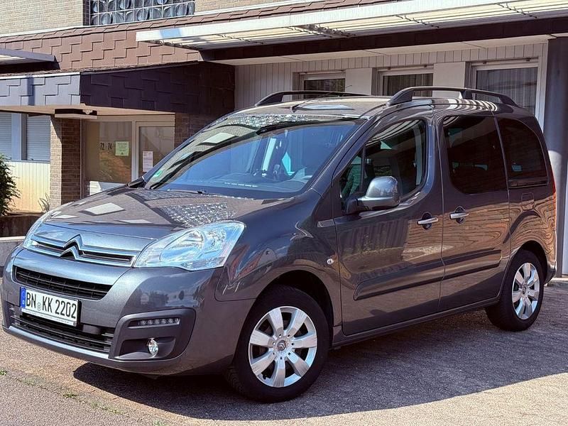 Grau Gebraucht 2017 Citroën Berlingo SELECTION Van / Kleinbus | 6.999 € (Superpreis) - Bild 1/4