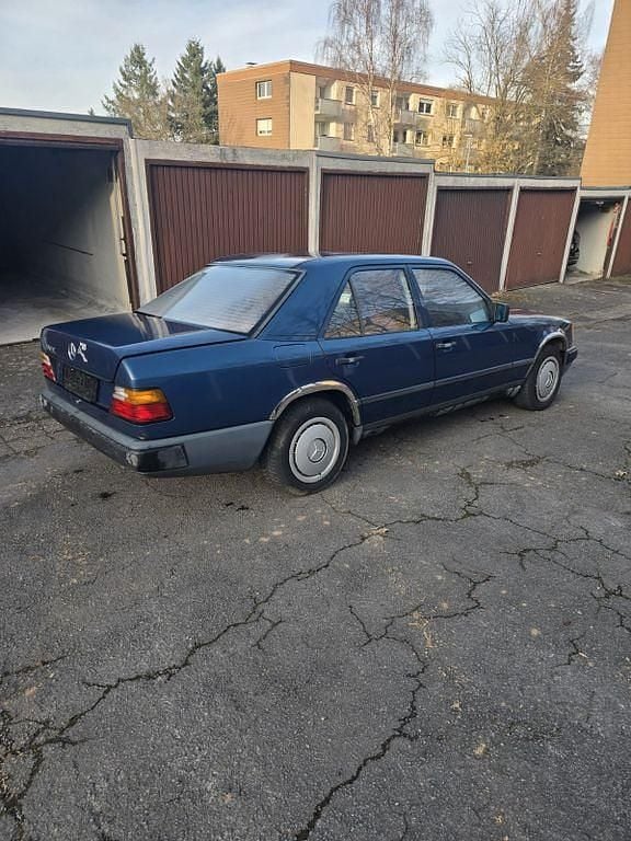 Blau Gebraucht 1988 Mercedes 260 Limousine | 3.650 € - Bild 1/4