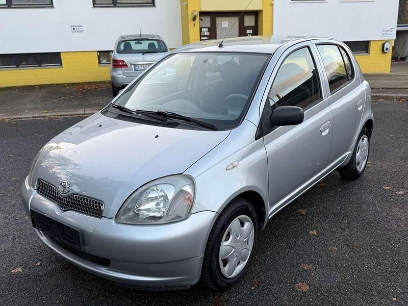 Grau Gebraucht 2001 Toyota Yaris Limousine | 3.999 € (Etwas zu teuer) - Bild 1/4
