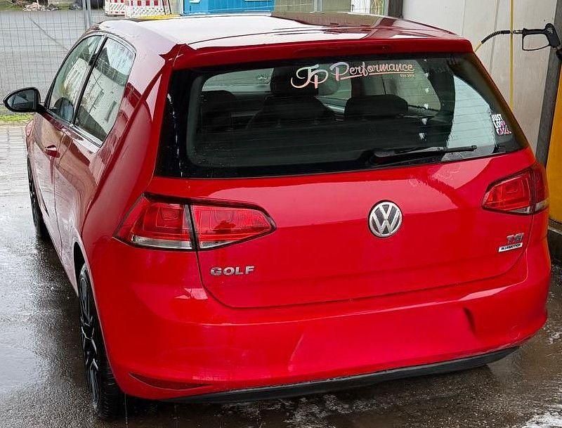 Gebraucht VW Golf VII Trendline 86 PS (63 kW) 2015 Rot Limousine