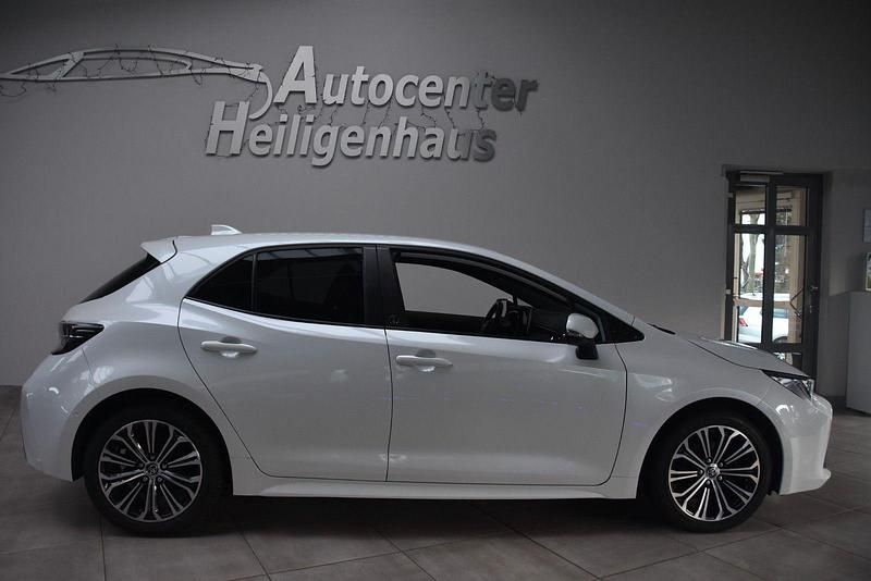 Gebraucht Toyota Corolla Hybrid Team 122 PS (89 kW) 2022 Weiß Limousine