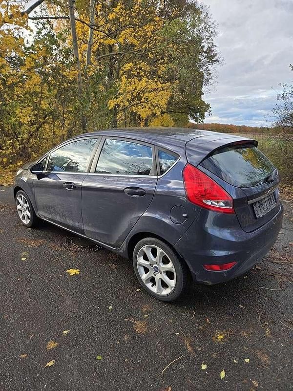 Grau Gebraucht 2012 Ford Fiesta Titanium Kleinwagen | 4.980 € (Fairer Preis) - Bild 1/4