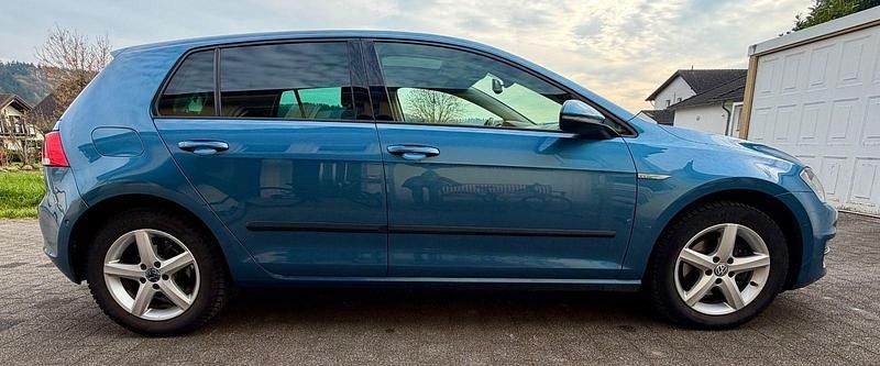 Gebraucht VW Golf VII Highline 110 PS (80 kW) 2015 Blau Limousine