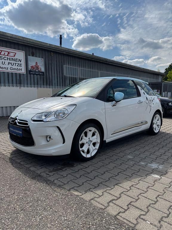 Weiß Gebraucht 2012 Citroën DS3 Sport Chic Limousine | 4.990 € (Fairer Preis) - Bild 1/4