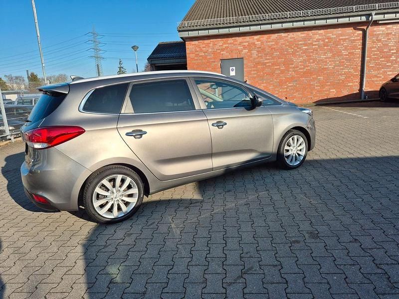 Gebraucht Kia Carens Spirit 135 PS (99 kW) 2016 Silber Van / Kleinbus