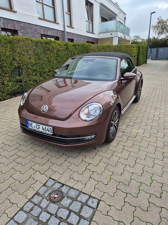 Braun Gebraucht 2016 VW Beetle Allstar Cabrio | 19.900 € (Teuer) - Bild 1/4