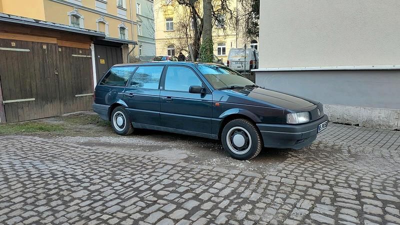 Blau Gebraucht 1993 VW Passat Trendline Kombi | 2.200 € - Bild 1/4