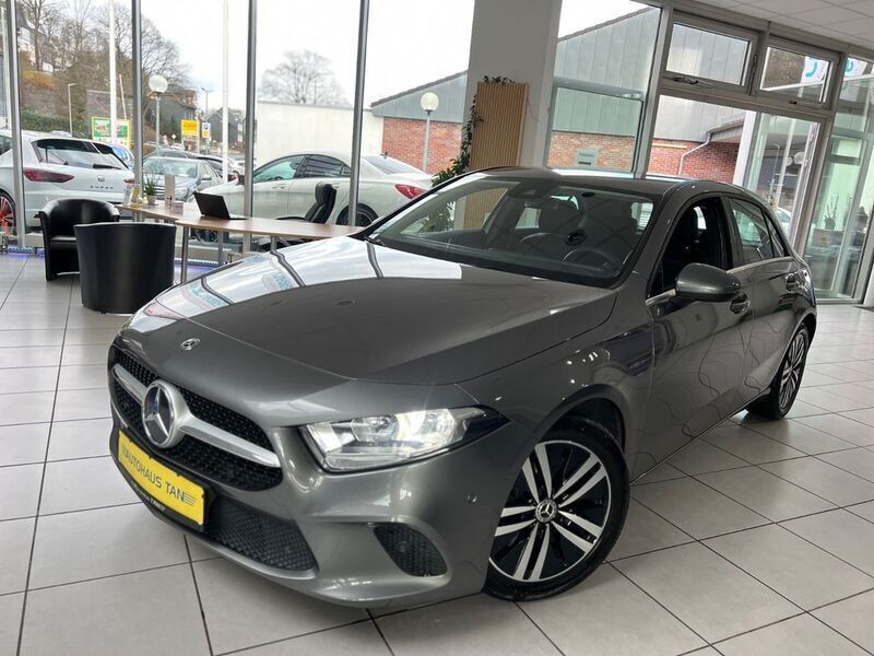 Mountaingrau met. Gebraucht 2018 Mercedes A250 Limousine | 24.990 € (Guter Preis) - Bild 1/4