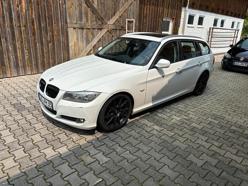 Weiß Gebraucht 2012 BMW 316 Efficient Dynamics Kombi | 5.750 € - Bild 1/4