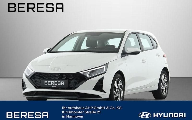 Atlas white / sol Neu 2025 Hyundai i20 Trend Limousine | 18.480 € (Superpreis) - Bild 1/4