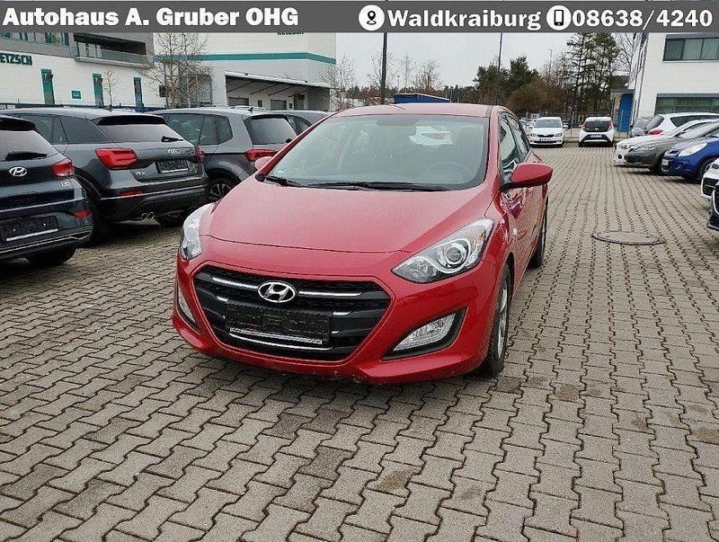 Gebraucht Hyundai i30 101 PS (74 kW) 2016 Ultimate red (metallic) Limousine