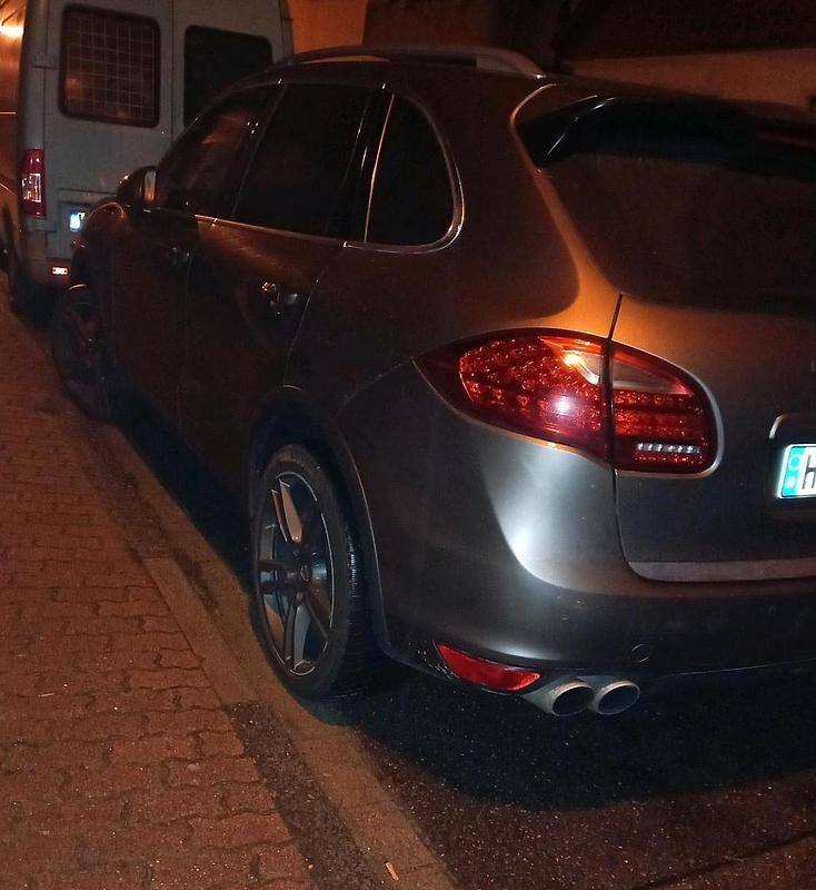 Braun Gebraucht 2011 Porsche Cayenne Turbo SUV | 14.000 € (Fairer Preis) - Bild 1/1