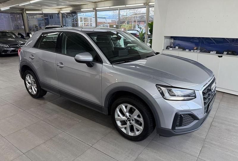 Florettsilber metallic Gebraucht 2022 Audi Q2 Sport SUV | 20.890 € (Superpreis) - Bild 1/4