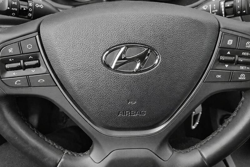 Gebraucht Hyundai i20 120 PS (88 kW) 2018 Grau Kleinwagen