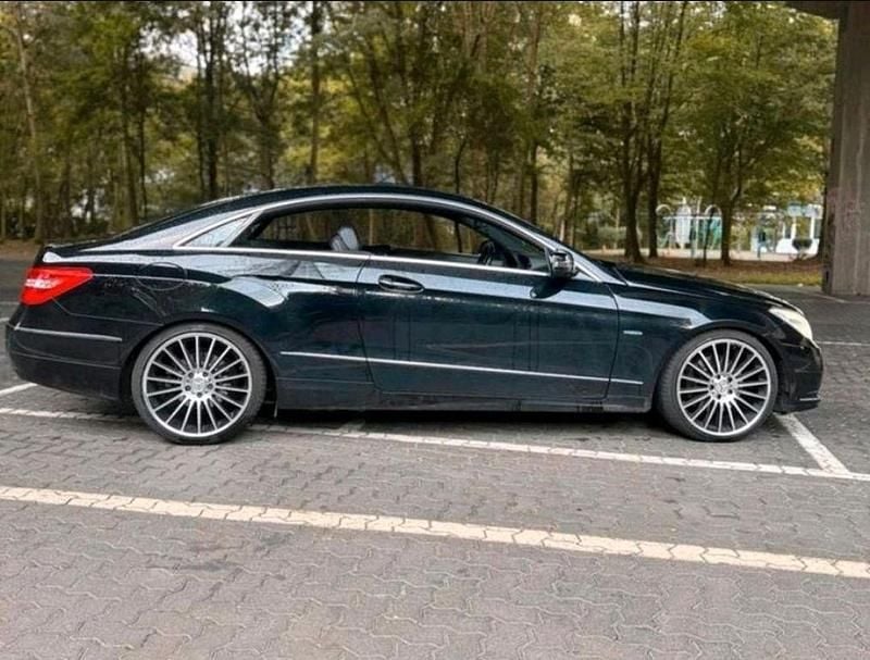 Gebraucht Mercedes E250 Avantgarde 204 PS (150 kW) 2011 Schwarz Coupé