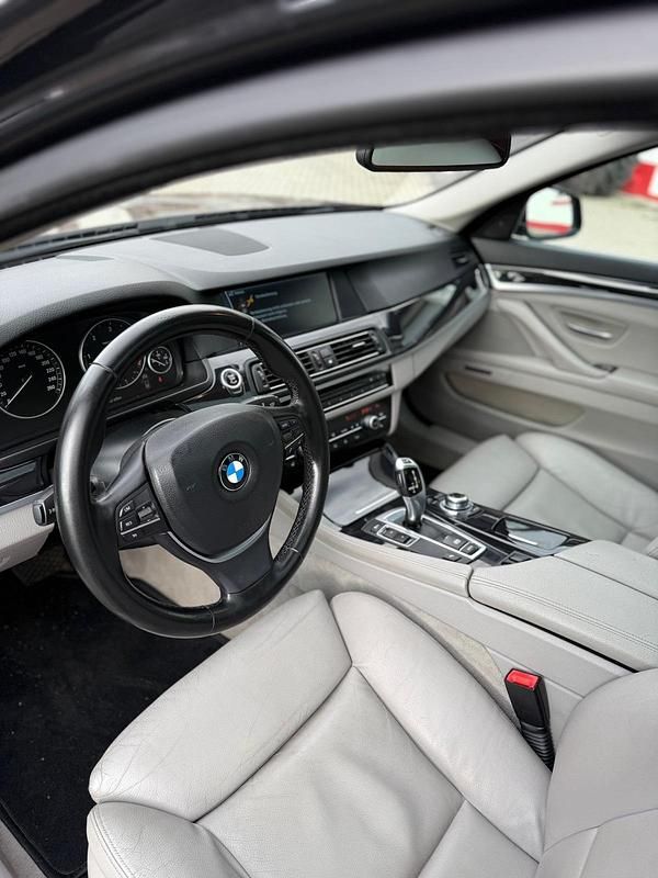 Gebraucht BMW 530 245 PS (180 kW) 2011 Schwarz Kombi