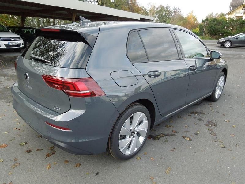 Neu VW Golf VIII Life 150 PS (110 kW) 2026 Grau Limousine