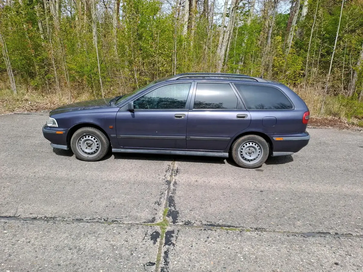 Gebraucht Volvo V40 115 PS (84 kW) 1997 Violet Kombi