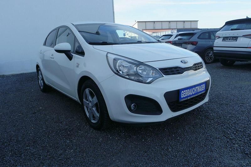 Gebraucht Kia Rio FIFA World Cup Edition 109 PS (80 kW) 2015 Weiß Kleinwagen