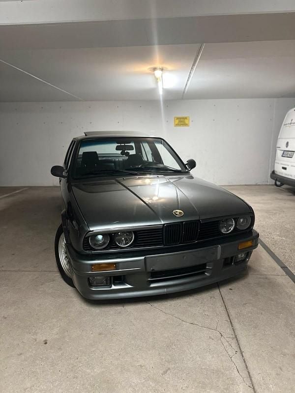 Grau Gebraucht 1987 BMW 320 Basis Limousine | 15.500 € - Bild 1/4