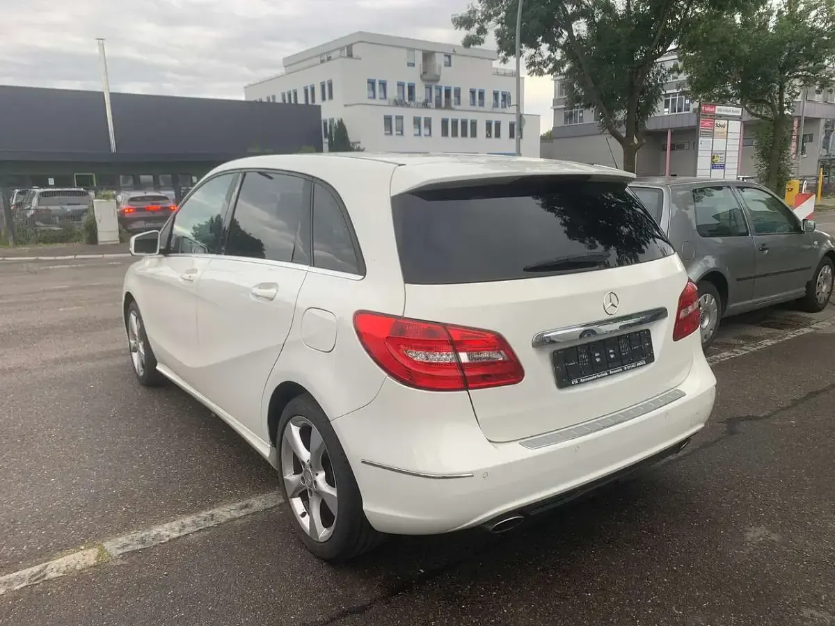 Gebraucht Mercedes B200 156 PS (114 kW) 2014 Calcitweiss  unilack Kleinwagen