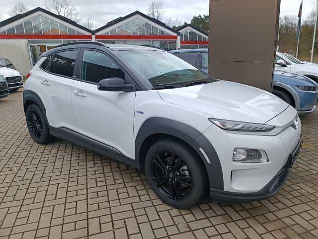 Chalk white / phantom black ro (schwarz) Gebraucht 2021 Hyundai Kona Style SUV | 27.890 € (Teuer) - Bild 1/4